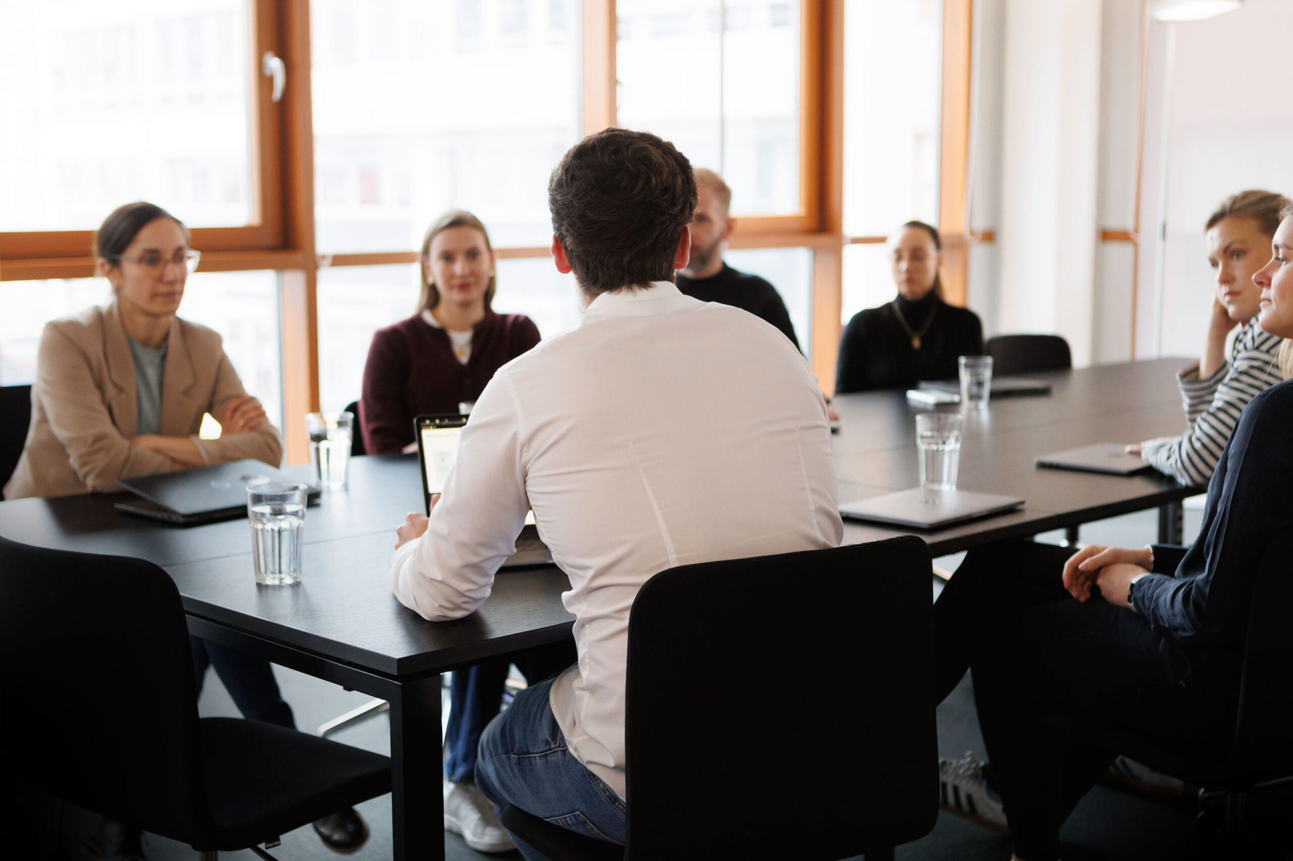 THREE_E_Hintergrund_Team-Tisch